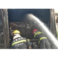 非法改裝“私油車”起火，現(xiàn)場負(fù)責(zé)人見到車輛著火逃之夭夭